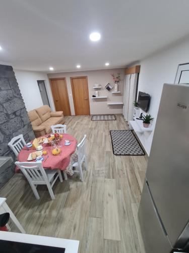 Koplietošanas atpūtas telpa ar TV, Lucy's Rosegarden in Urzelina
