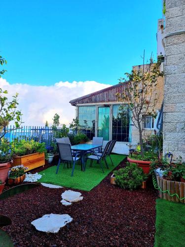 Bright Renovated Room Close to Everything 5