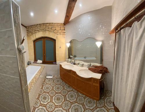 Luxury family villa in the heart of Gascony. Large pool & gorgeous view in Tourdun