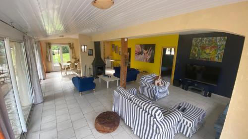 Luxury family villa in the heart of Gascony. Large pool & gorgeous view in Tourdun
