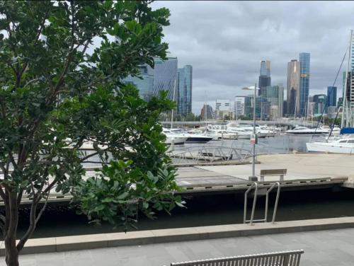 Lovely waterfront condo with swimming pool and gym in the heart of Docklands