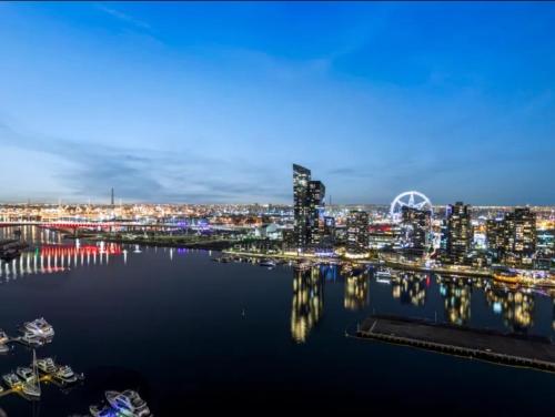 Lovely waterfront condo with swimming pool and gym in the heart of Docklands
