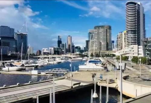 Lovely waterfront condo with swimming pool and gym in the heart of Docklands