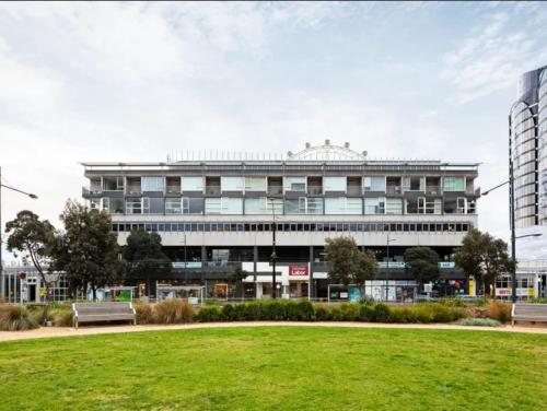 Lovely waterfront condo with swimming pool and gym in the heart of Docklands