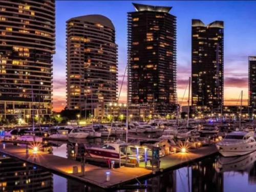 Lovely waterfront condo with swimming pool and gym in the heart of Docklands