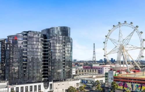 Lovely waterfront condo with swimming pool and gym in the heart of Docklands