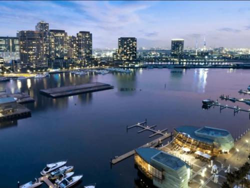 Lovely waterfront condo with swimming pool and gym in the heart of Docklands