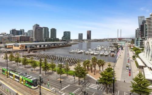 Lovely waterfront condo with swimming pool and gym in the heart of Docklands