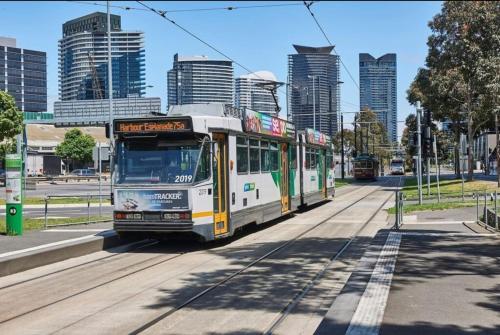 Lovely waterfront condo with swimming pool and gym in the heart of Docklands