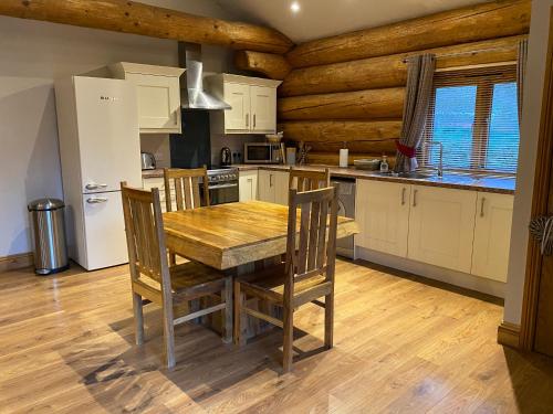 кухня, Ewes Water Log Cabins in Ленгхолм