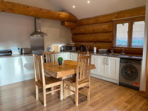 кухня, Ewes Water Log Cabins in Ленгхолм