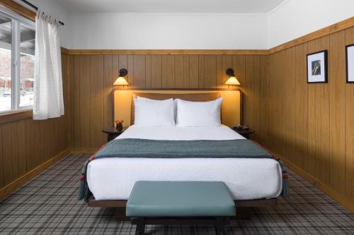 1 queen bed, 1 sofa bed