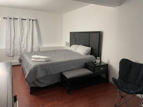 King suite with free parking Wi-Fi Smart tvs Laundry Close to Hamptons and NYC