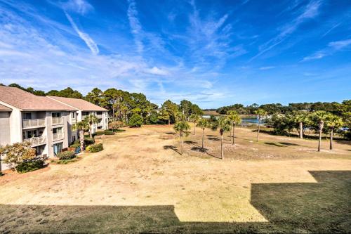 Coastal Sea Pines Escape Walk to Beach! in 南灘