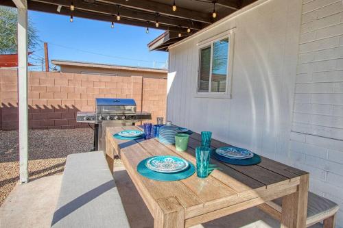 CONTINENTAL - Close to ASU with Backyard Games, Firepit and Hiking Nearby