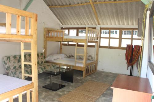 1 twin bed, 4 bunk beds