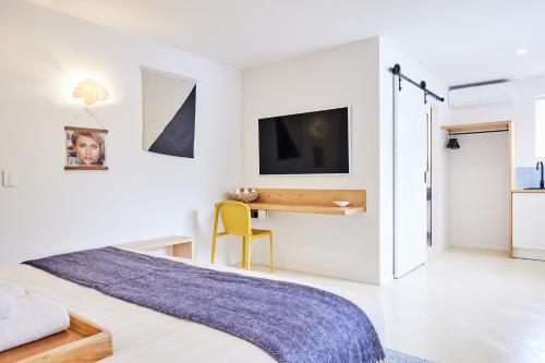 1 queen bed, 2 twin beds