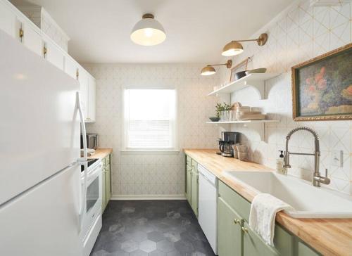 Quaint & Cozy Vintage Modern Twnhse 2 br 1.5 ba
