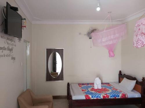 Famko Hotel - Sleeps 24 - Parking - Garden in Lira