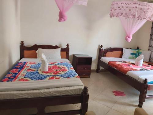 Famko Hotel - Sleeps 24 - Parking - Garden in Lira