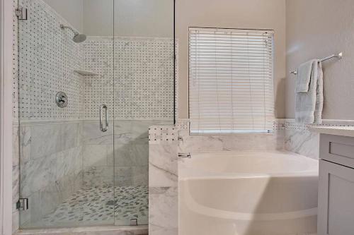 HOLLYHOCK - Pet-Friendly 4BR Heated Pool & Near Golf thumb 2