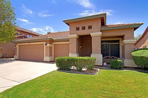 HOLLYHOCK - Pet-Friendly 4BR Heated Pool & Near Golf thumb 3