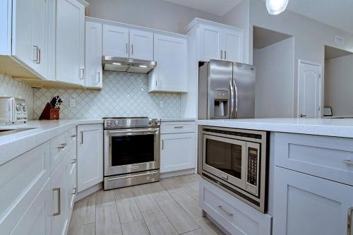 HOLLYHOCK - Pet-Friendly 4BR Heated Pool & Near Golf thumb 4