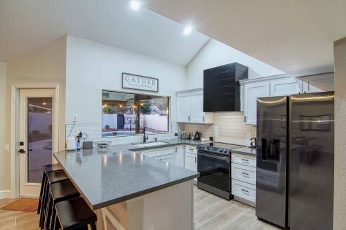 ESTRELLA - Renovated with PATIO, BBQ, POOL & SPA, Chandler (photo 9)