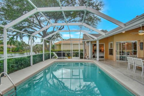 SUPERB VILLA WITH PRIVATE POOL IN NAPLES detail