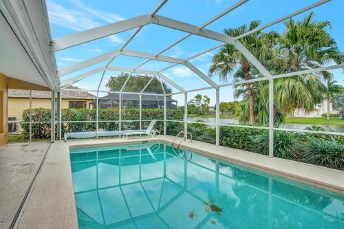 SUPERB VILLA WITH PRIVATE POOL IN NAPLES detail