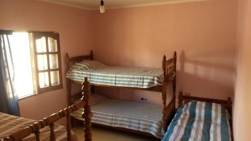 1 twin bed, 4 bunk beds