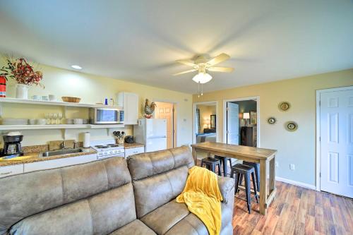 Mountain-View Apt in Canton with Mod Interior! - Apartment - Canton