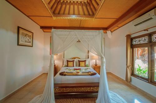 Queen Room with Balcony image 5