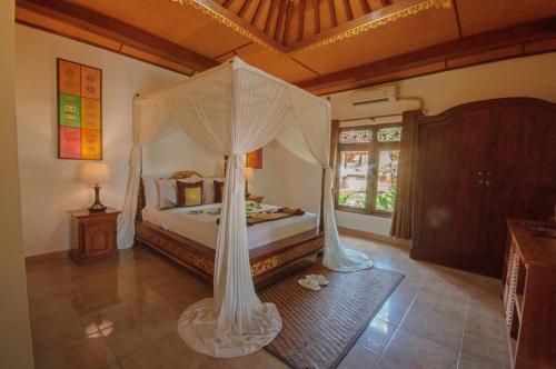 Queen Room with Balcony image 4