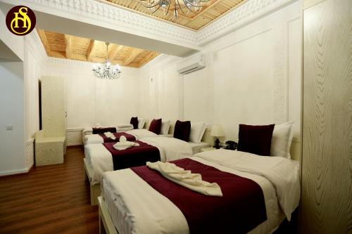 4 twin beds