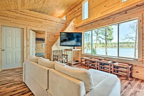 . Crockett Lakeside Hideaway with Deck - 12 Mi to Town
