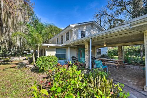 St Johns River Canal Home with Grill! in Astor