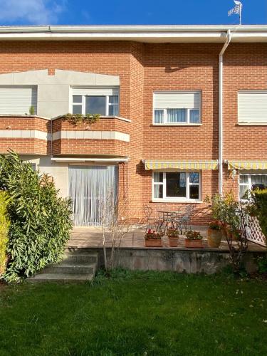 Chalet en urbanización con piscina cerca del centro de Haro