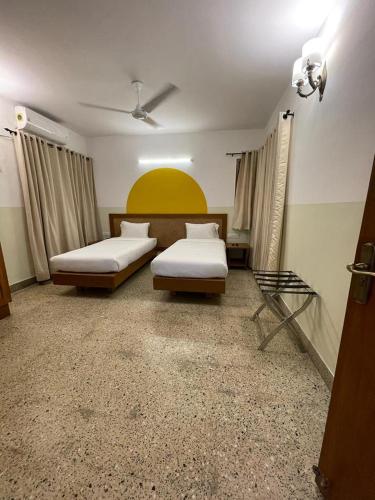 1 double bed, 1 twin bed
