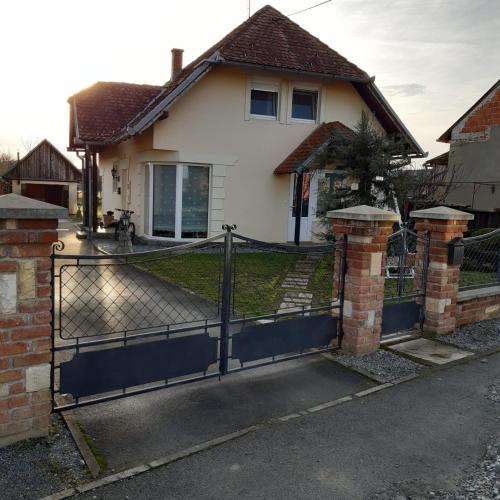 . Studio Apartman Lora