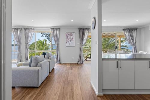 WATERFRONT PARADISE / CHARMHAVEN