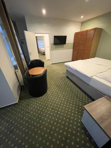 1 queen bed, 2 sofa beds