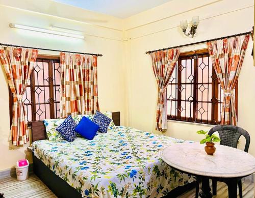 Spacious apt with Antique Furniture ,AC & Kitchen