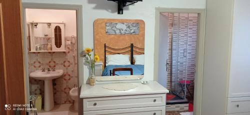 1 queen bed, 1 twin bed
