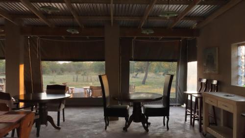 餐廳, Sunset Lodge & Safaris in 索恩布西禁獵區
