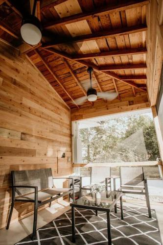 The Turquoise Door Modern Rustic in Town of Lexington in Lexington (Dél-Karolina)