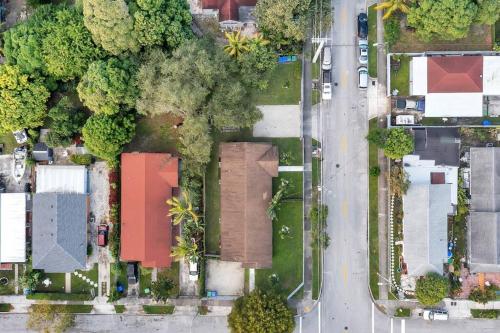 Design District! Gated 2 Bad/1 Bath w/ Parking 4402