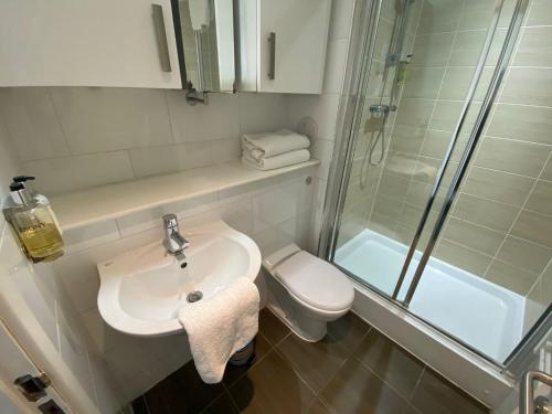 Bathroom, Britannia Apartments near Royal Yacht Britannia