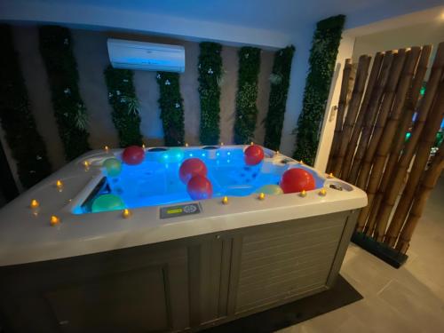 Magnifique love room avec jacuzzi privatif vue Mer - Location saisonnière - Port-de-Bouc