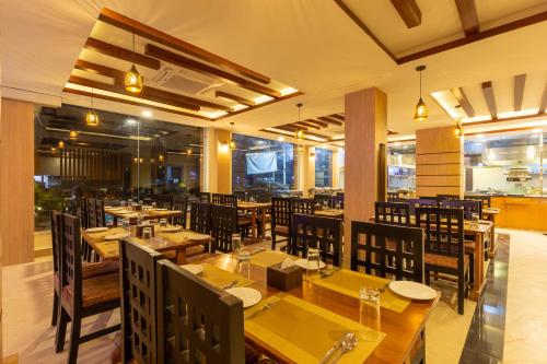 Restaurant, Chitwan Midtown Resort in Chitwan